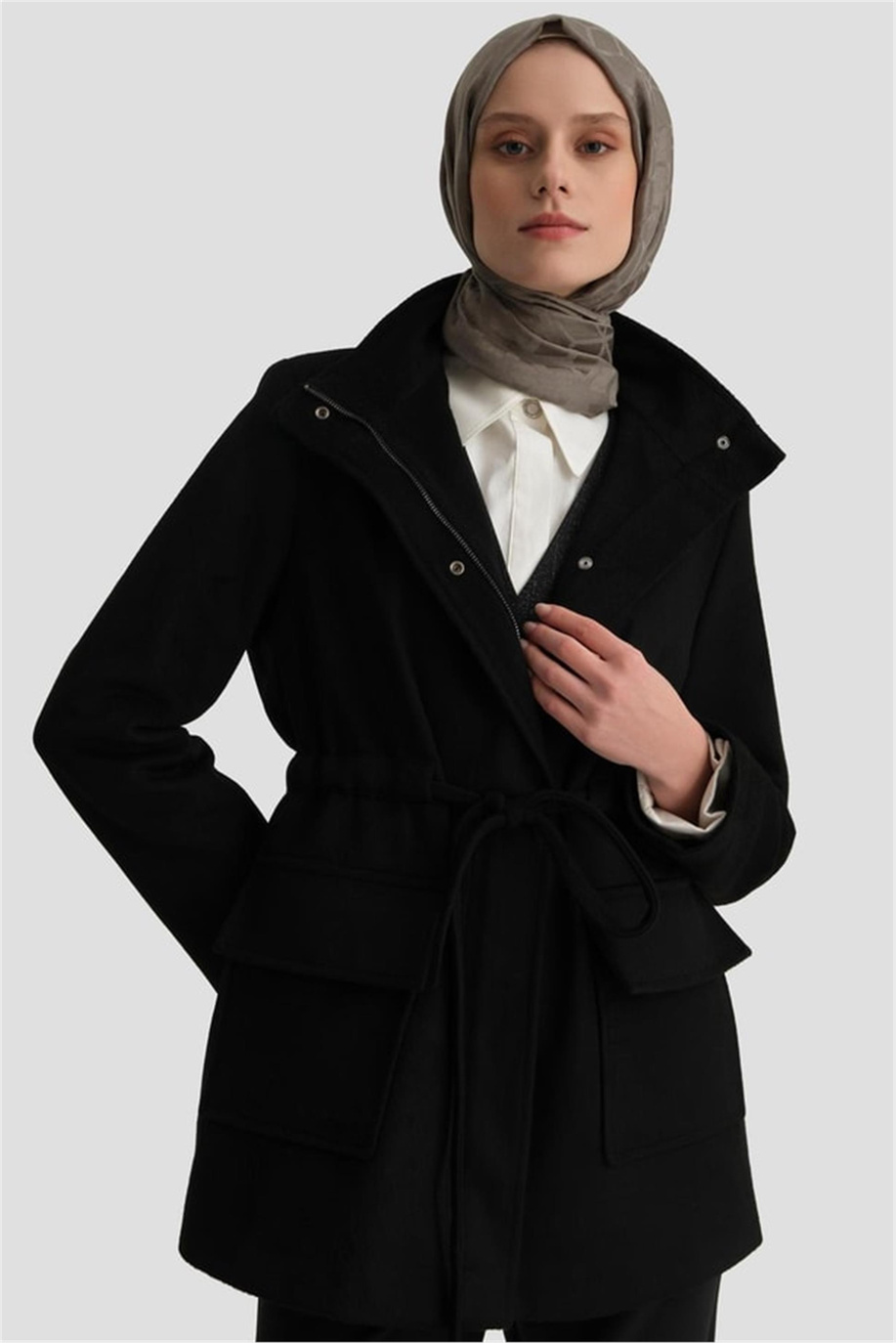 Beli Bağcıklı Kısa Siyah Kaban