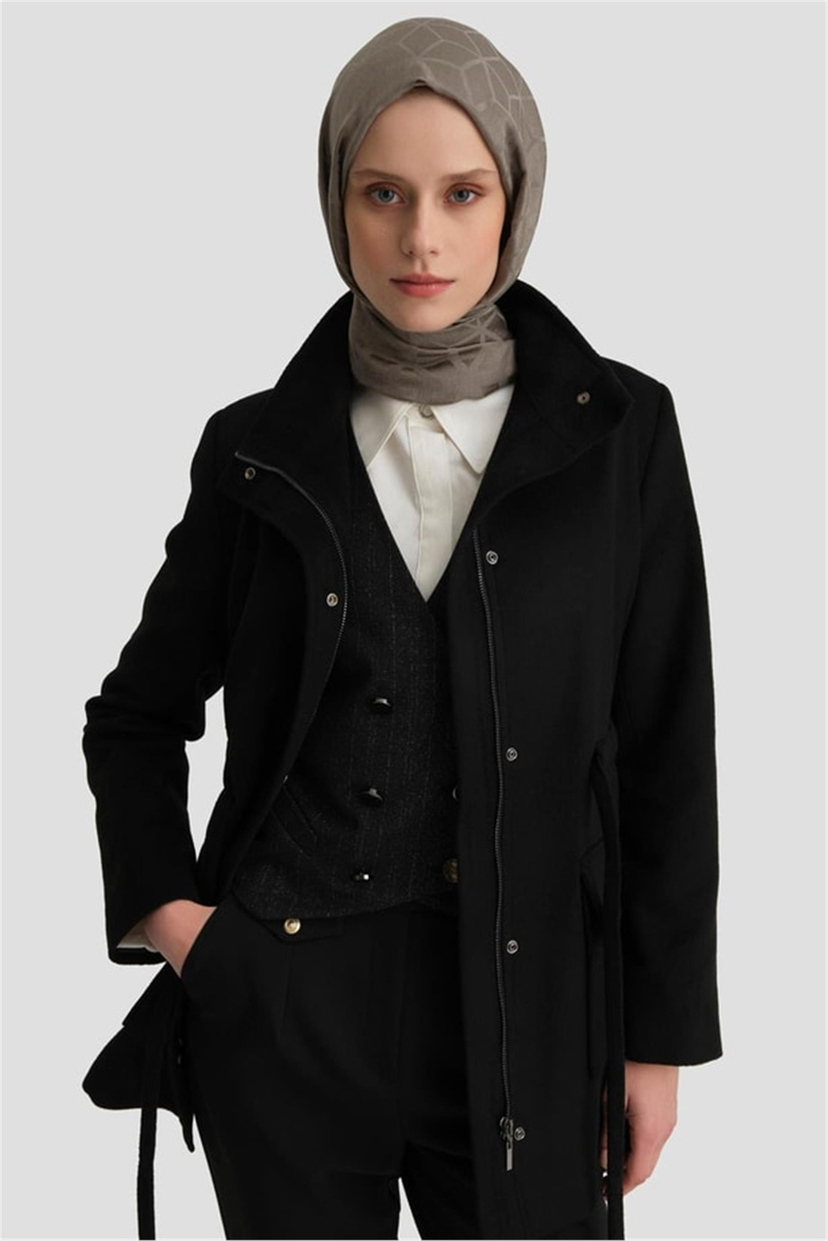 Beli Bağcıklı Kısa Siyah Kaban