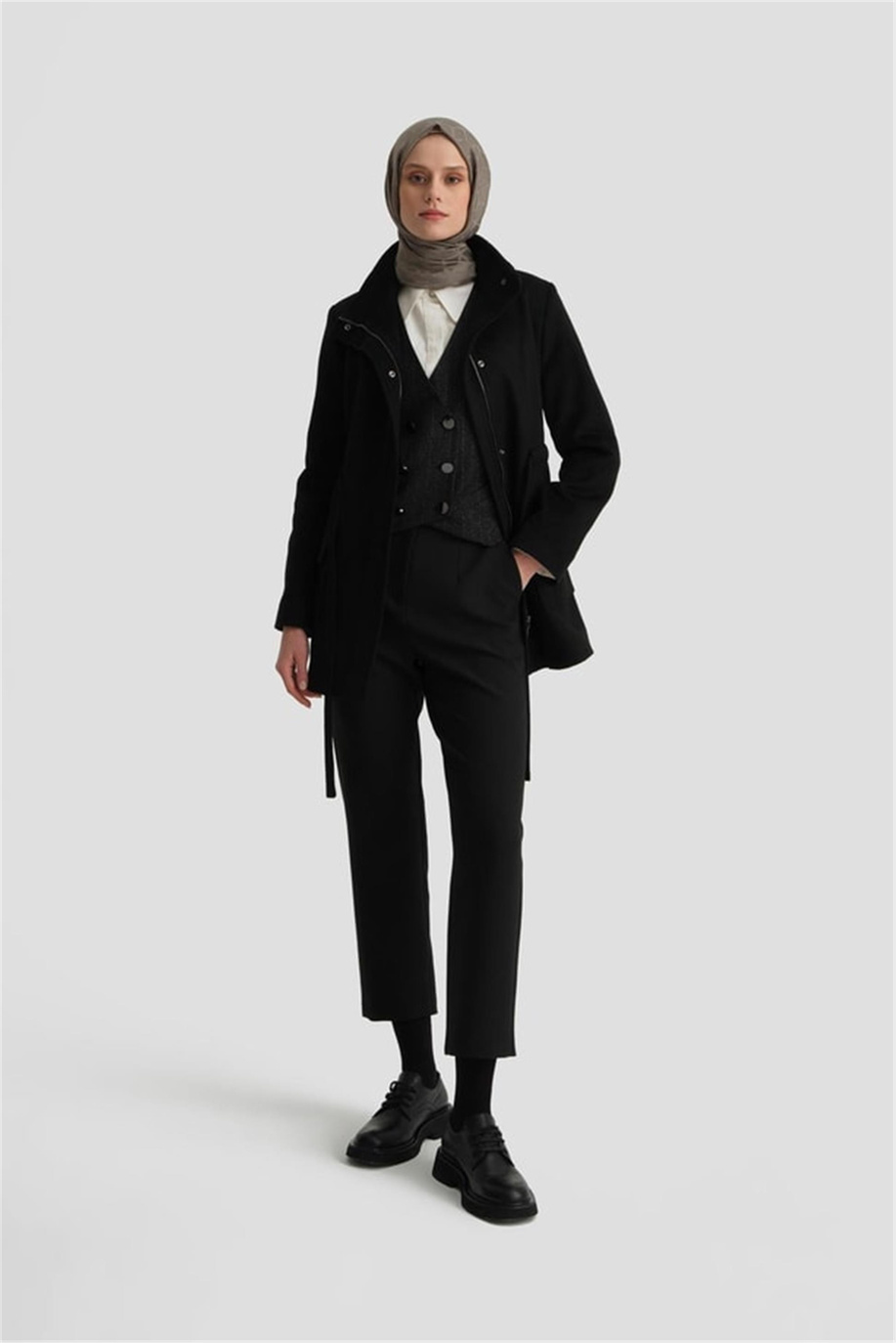 Beli Bağcıklı Kısa Siyah Kaban