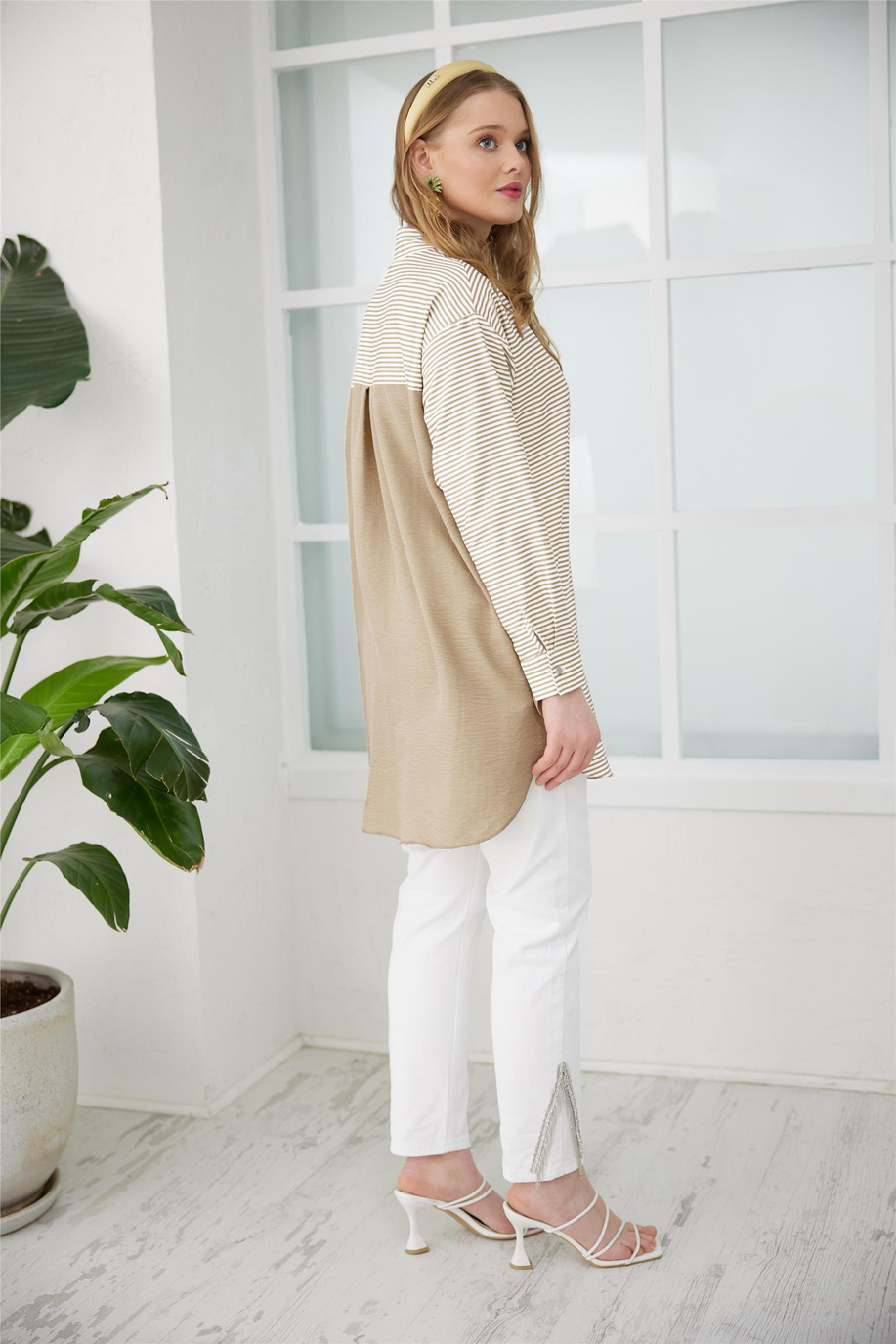 Cebi Pullu Çizgili Bej Gömlek