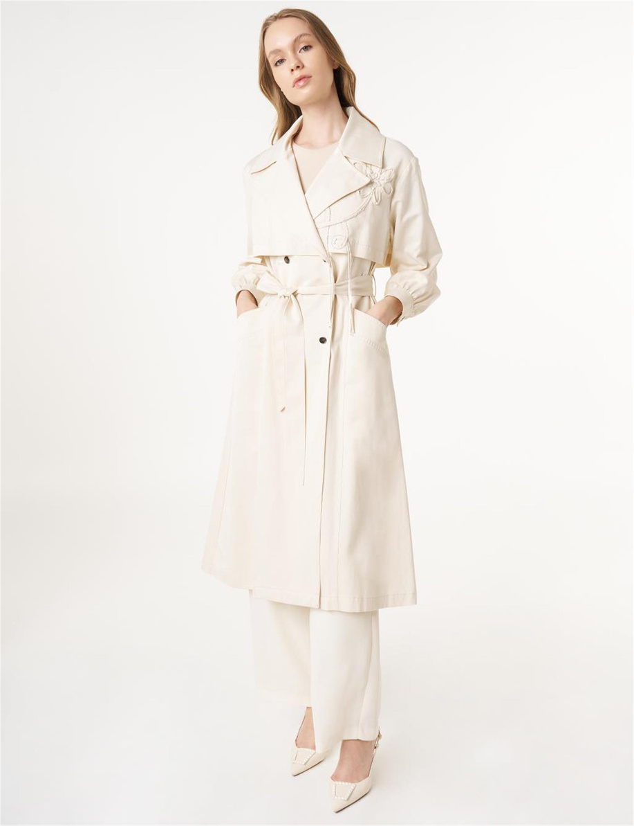 Çiçek Aplikeli Kuşaklı Trençkot Krem