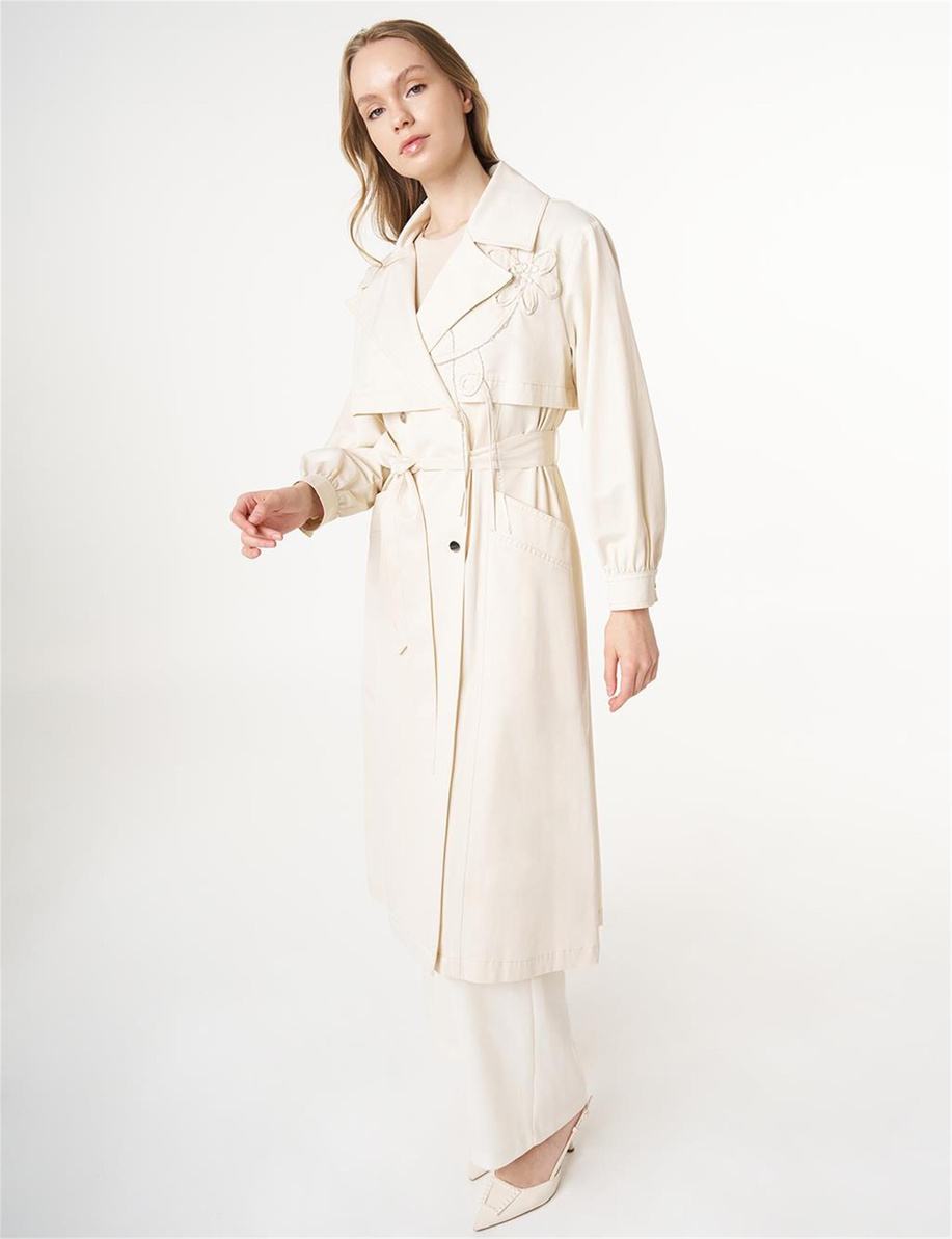 Çiçek Aplikeli Kuşaklı Trençkot Krem