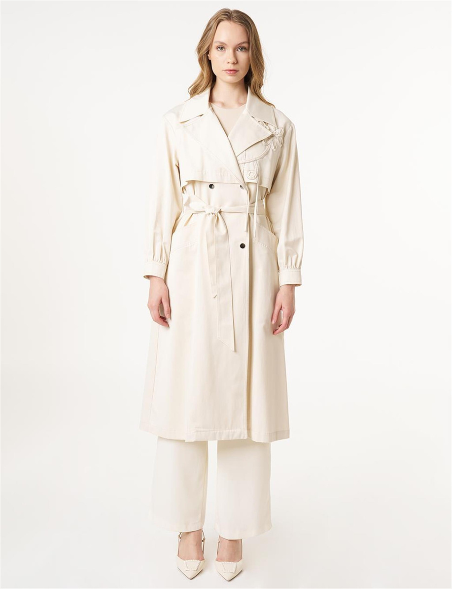 Çiçek Aplikeli Kuşaklı Trençkot Krem