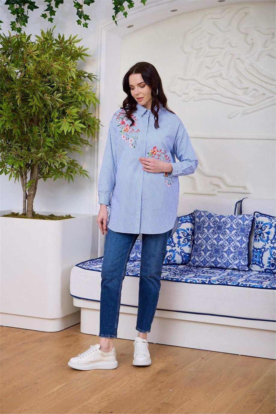 Çiçek Detaylı Çizgili Mavi Gömlek