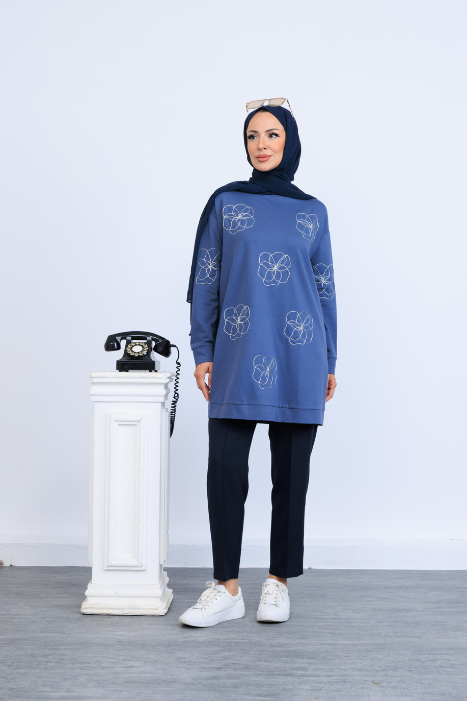 Çiçek Nakışlı Indıgo Sweatshırt