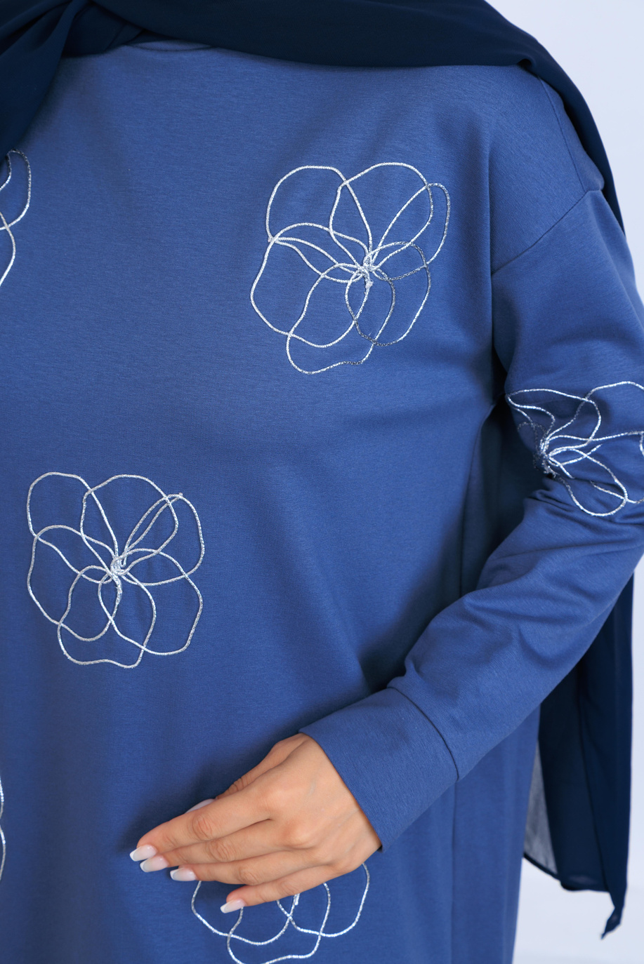Çiçek Nakışlı Indıgo Sweatshırt