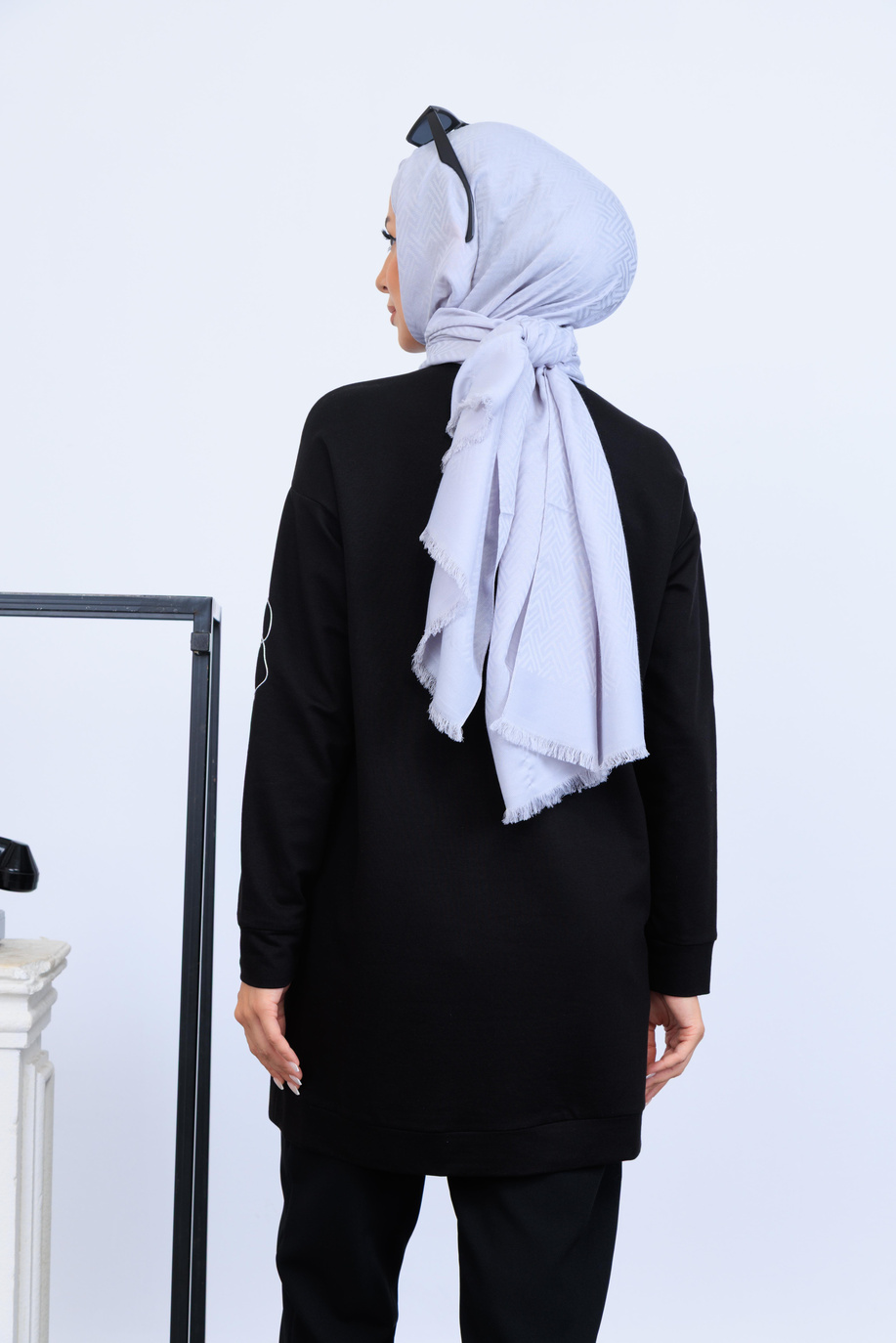 Çiçek Nakışlı Siyah Sweatshırt