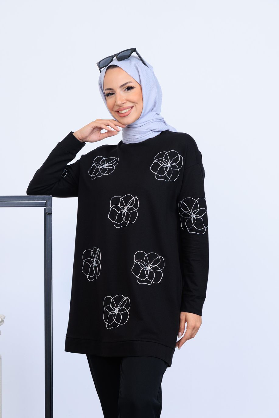 Çiçek Nakışlı Siyah Sweatshırt