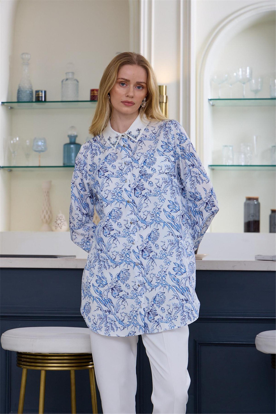 Çini Desenli Krep Mavi Gömlek