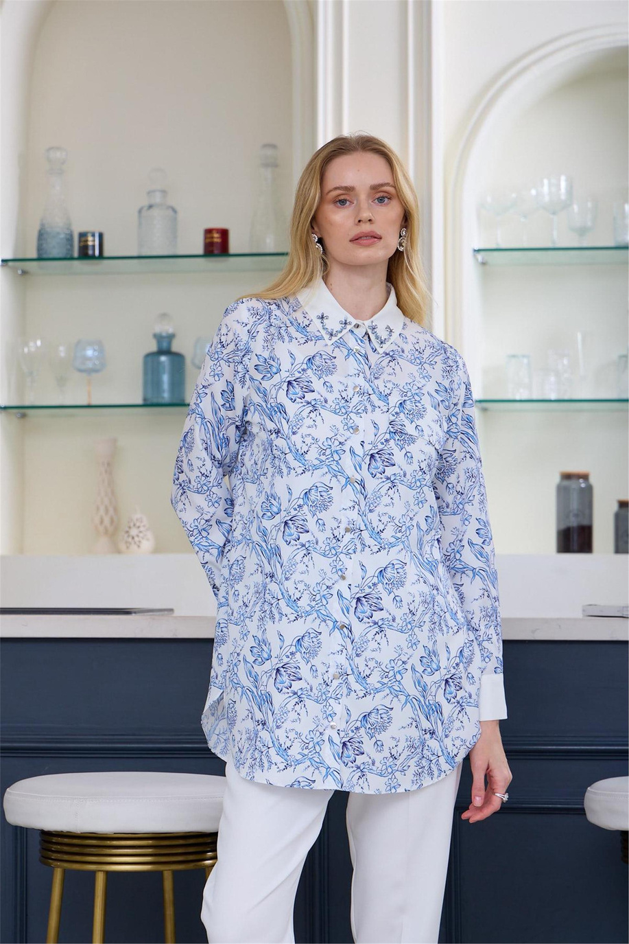 Çini Desenli Krep Mavi Gömlek