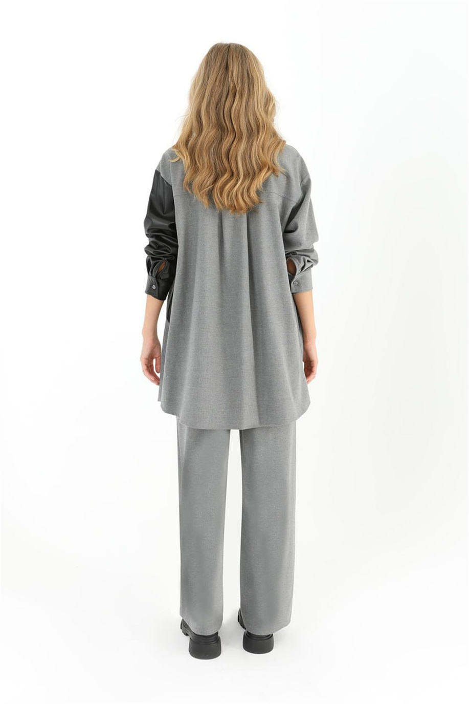 Deri Detaylı Gri Gömlek