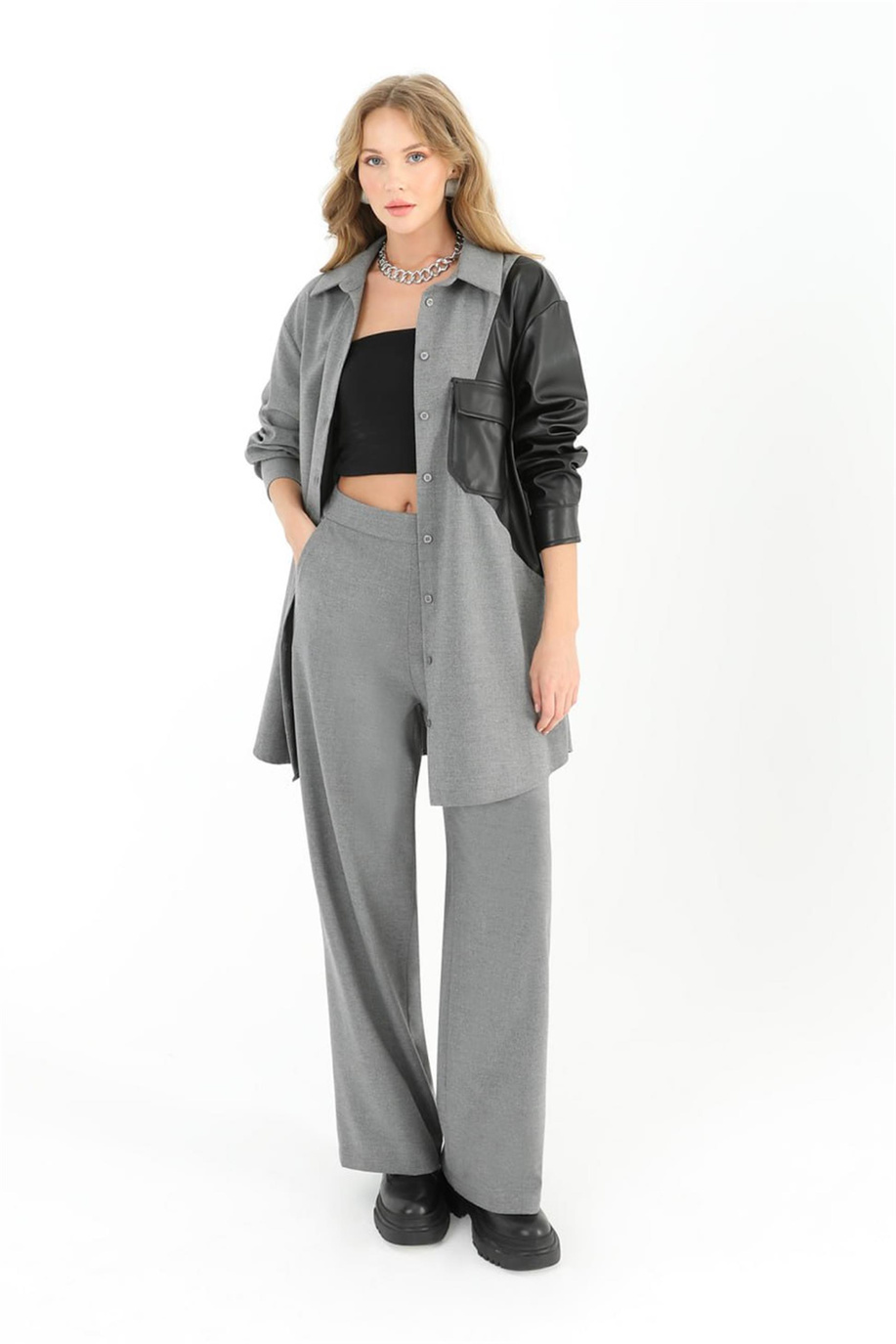 Deri Detaylı Gri Gömlek