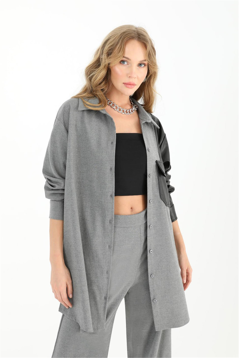 Deri Detaylı Gri Gömlek