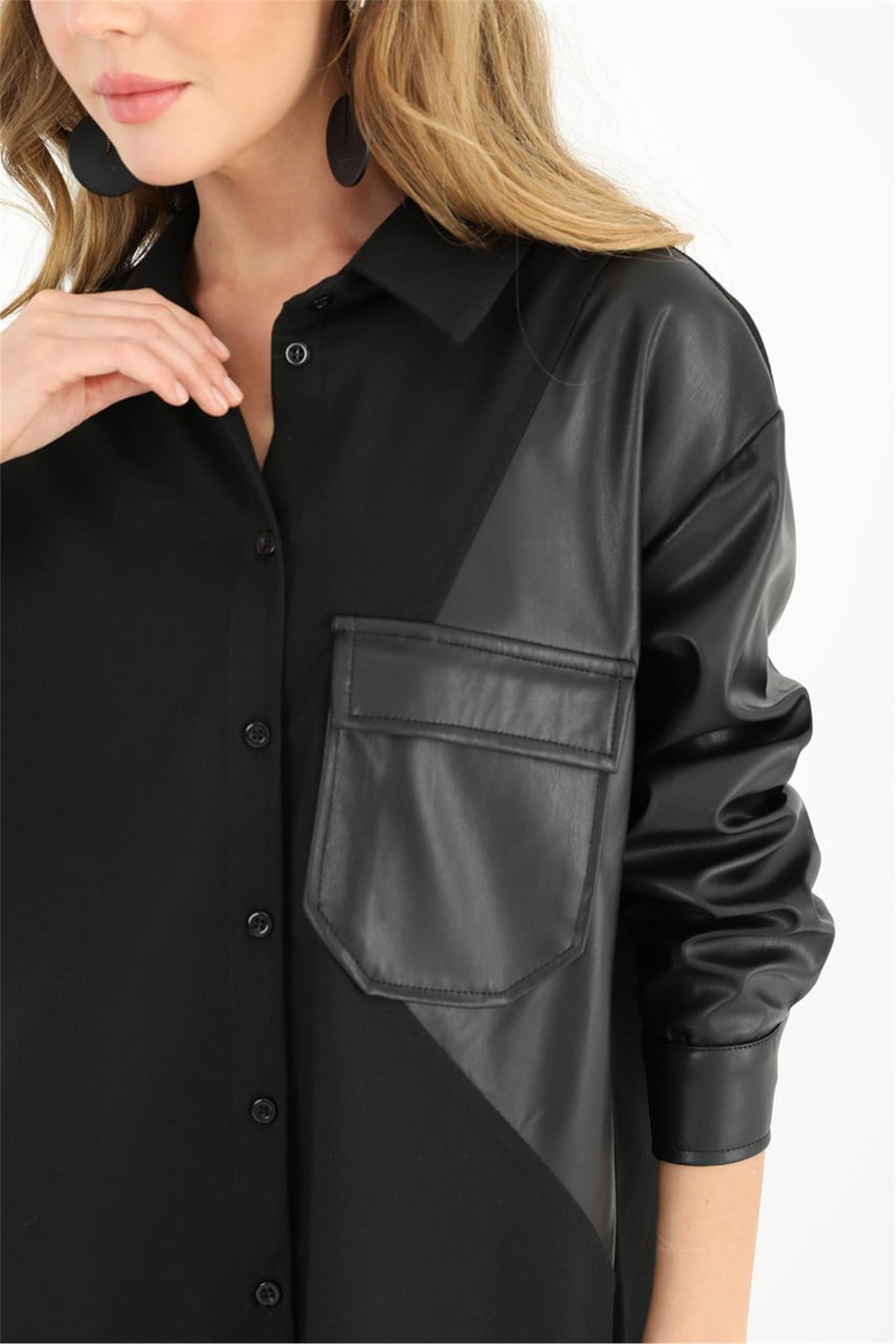 Deri Detaylı Siyah Gömlek