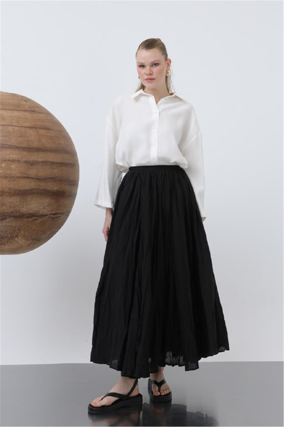 Hareketli Ve Zarif Pileli Siyah Etek