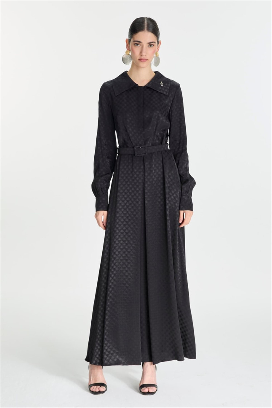 Jakarlı Kemer Detaylı Siyah Elbise