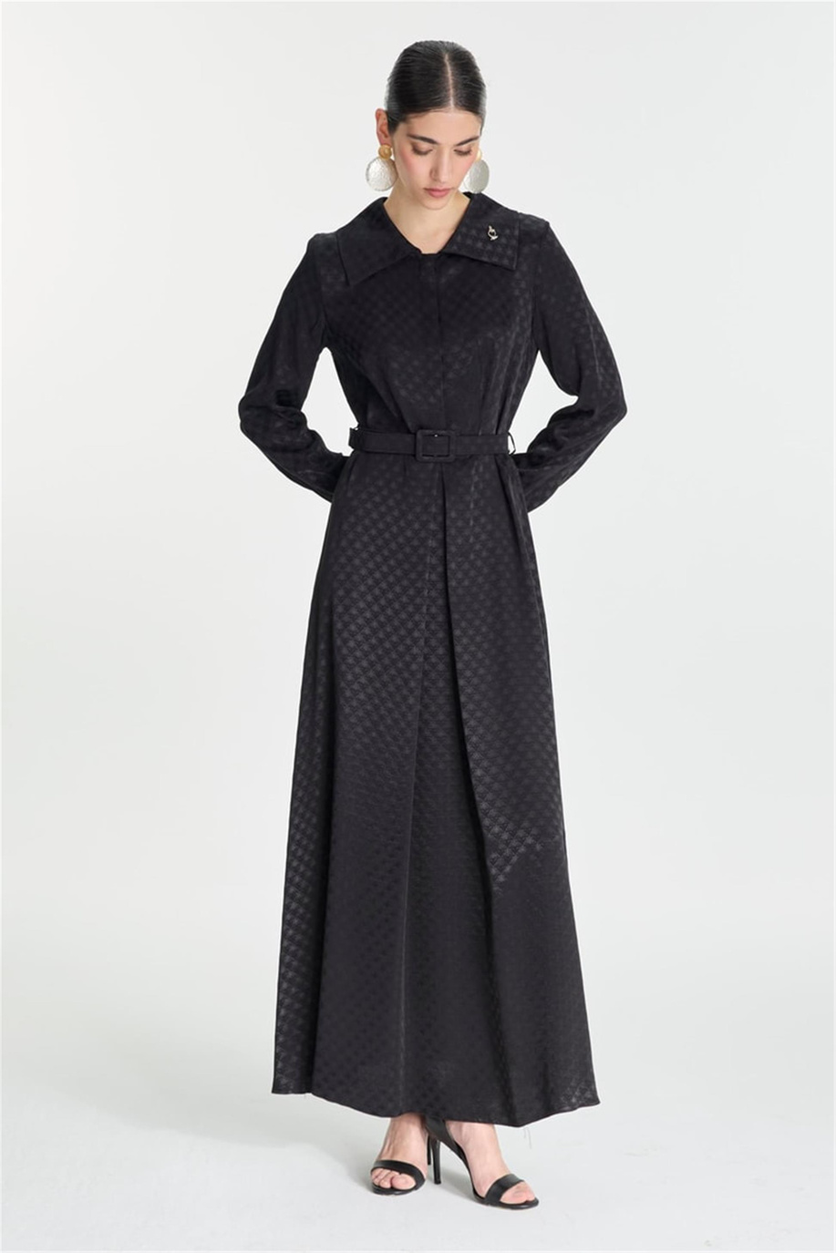 Jakarlı Kemer Detaylı Siyah Elbise