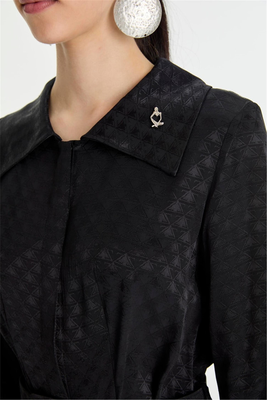 Jakarlı Kemer Detaylı Siyah Elbise