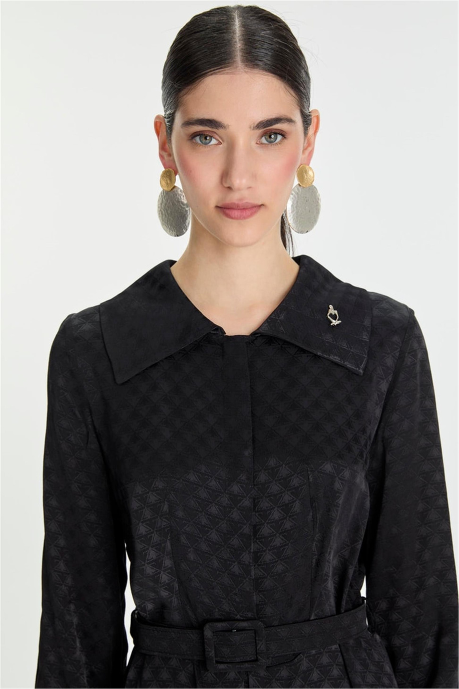 Jakarlı Kemer Detaylı Siyah Elbise