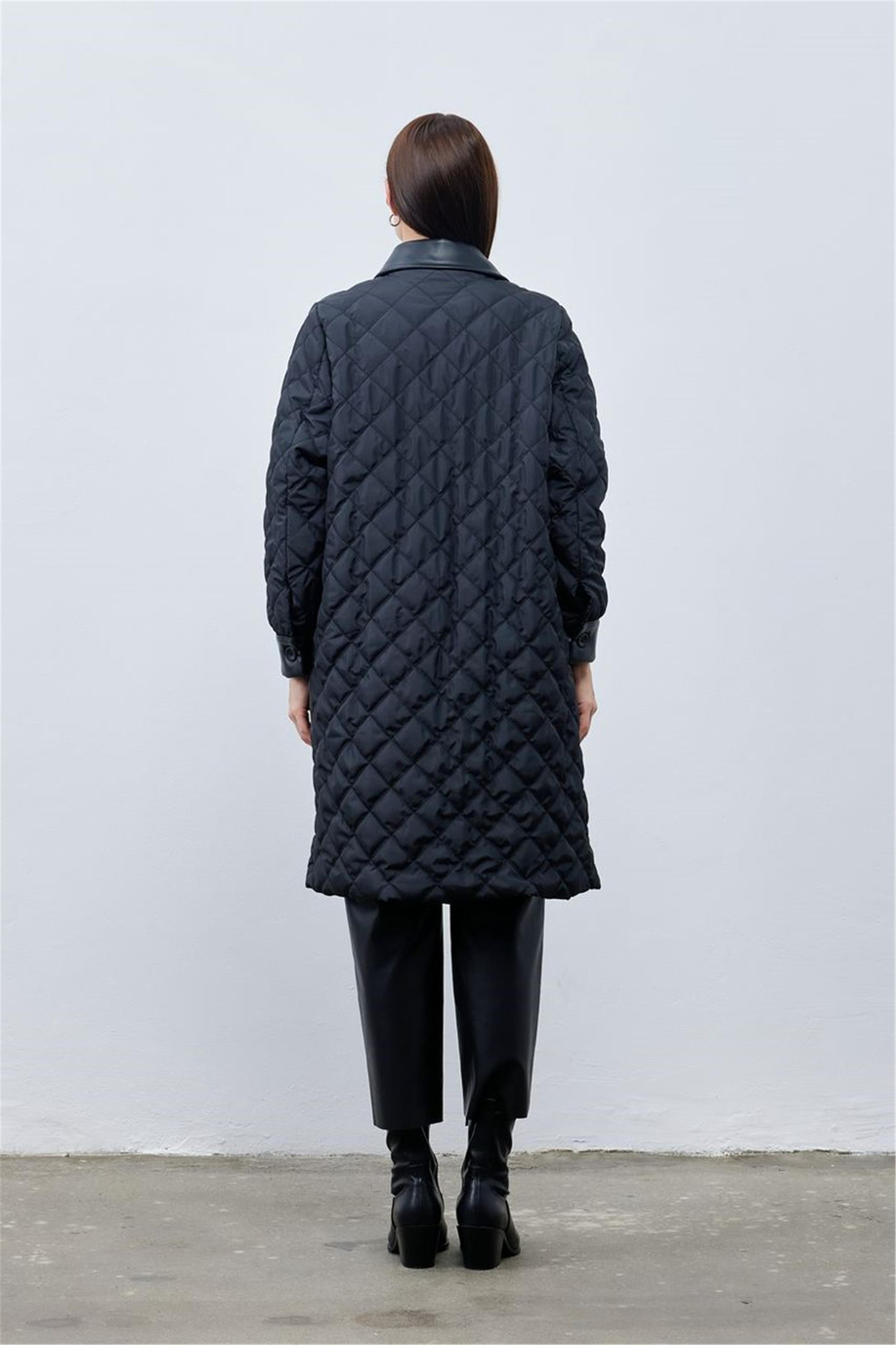 Kapitone Detaylı Fermuarlı Siyah Kaban