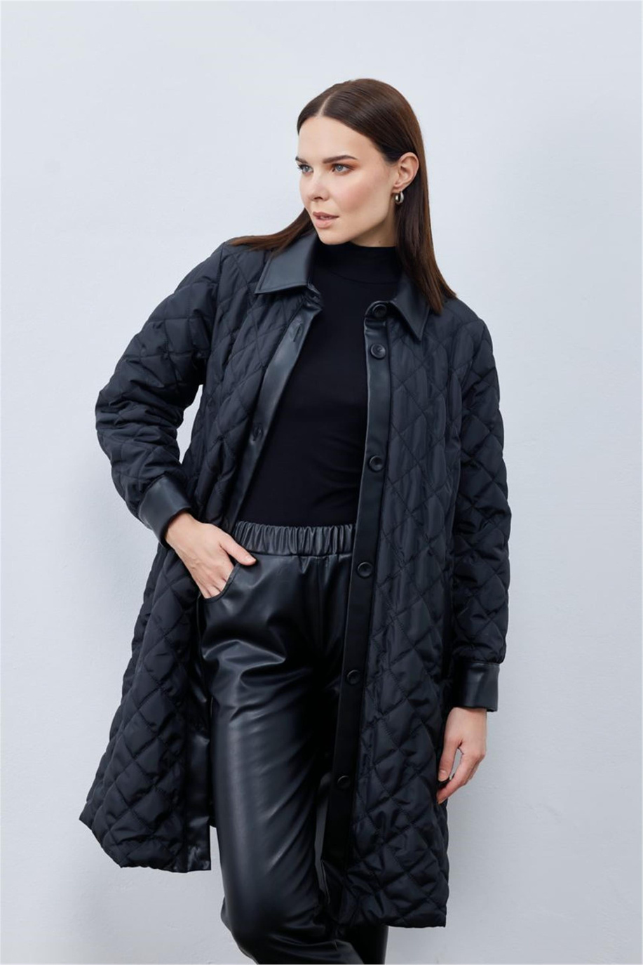 Kapitone Detaylı Fermuarlı Siyah Kaban