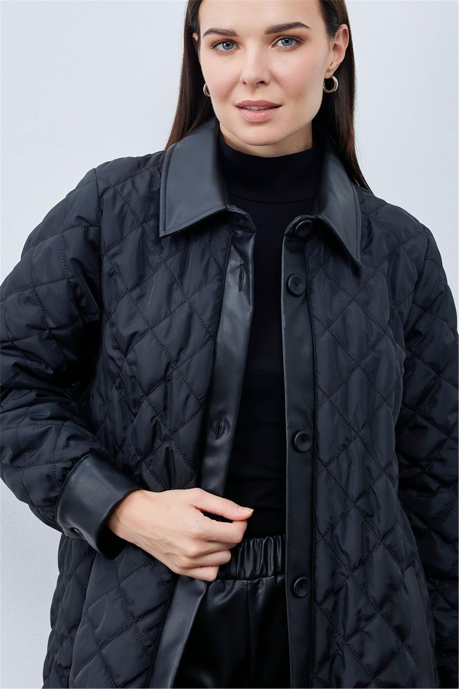 Kapitone Detaylı Fermuarlı Siyah Kaban