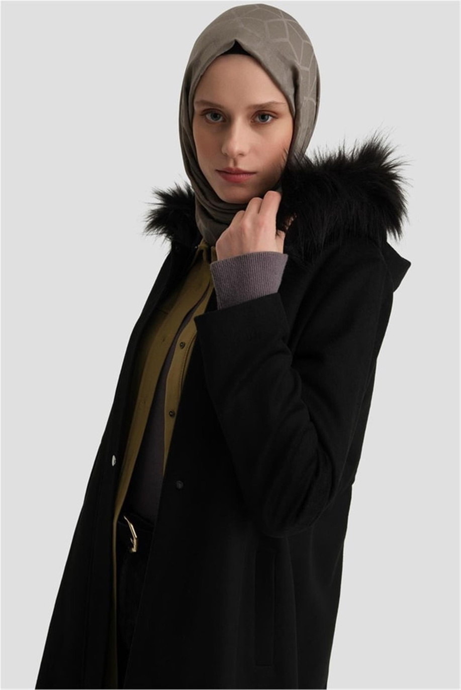 Kapüşonu Kürklü Siyah Kaban