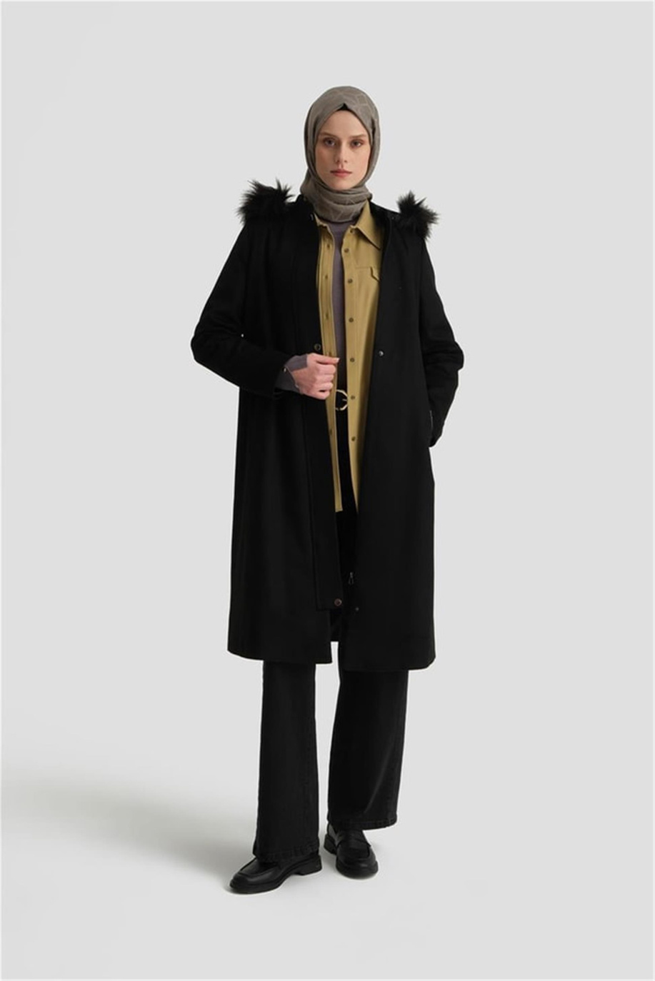 Kapüşonu Kürklü Siyah Kaban