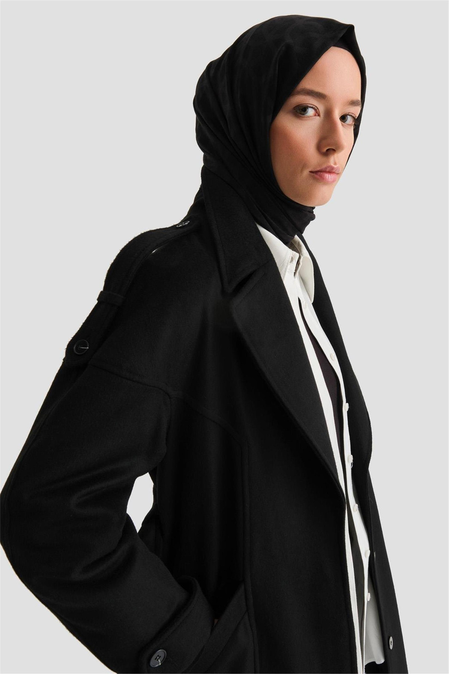 Kup Kesikli Siyah Manto