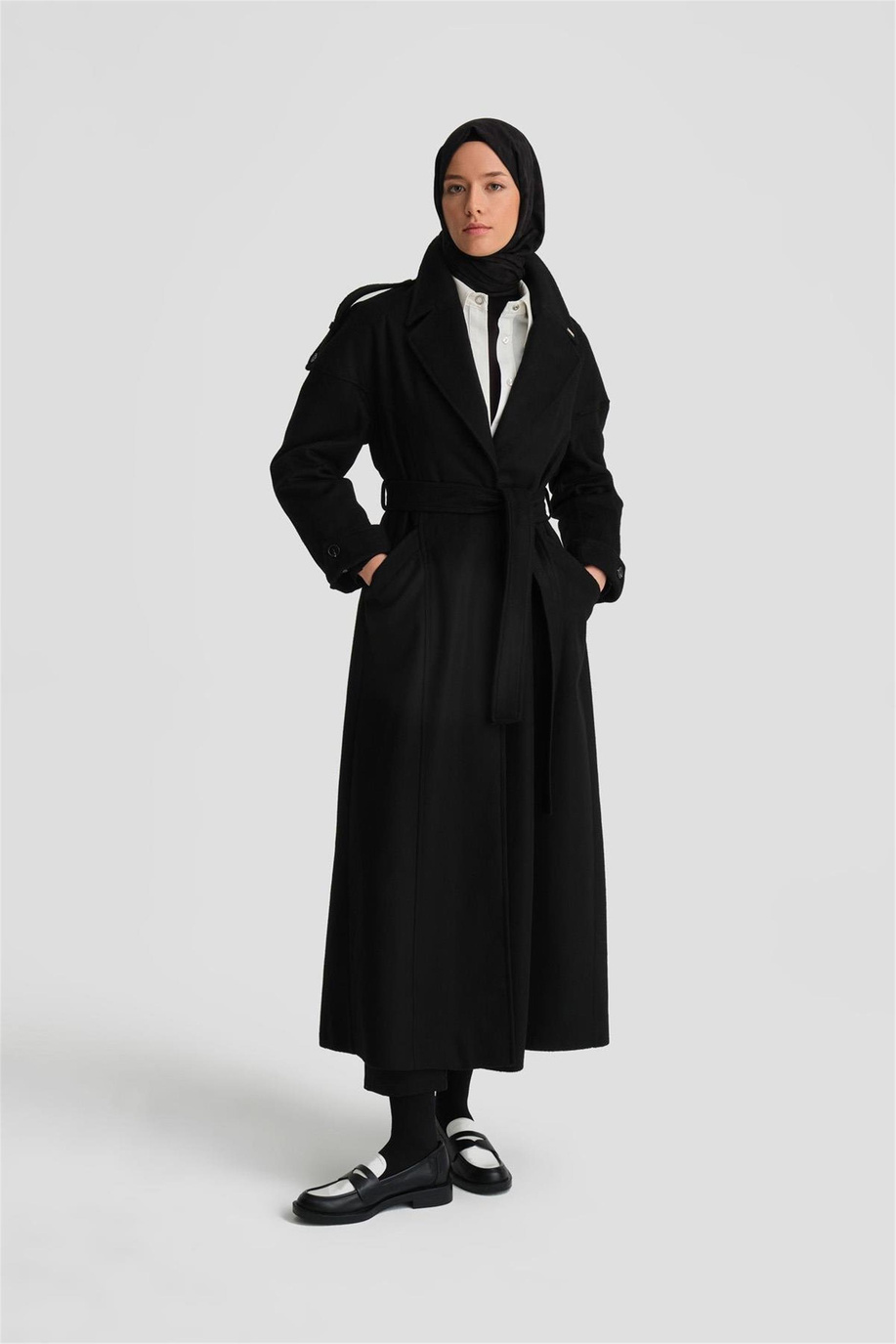 Kup Kesikli Siyah Manto