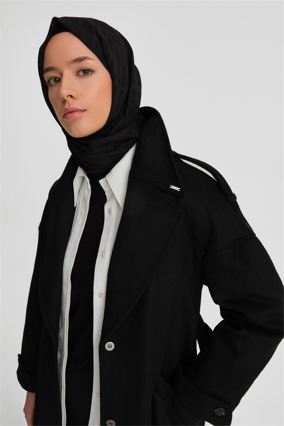 Kup Kesikli Siyah Manto