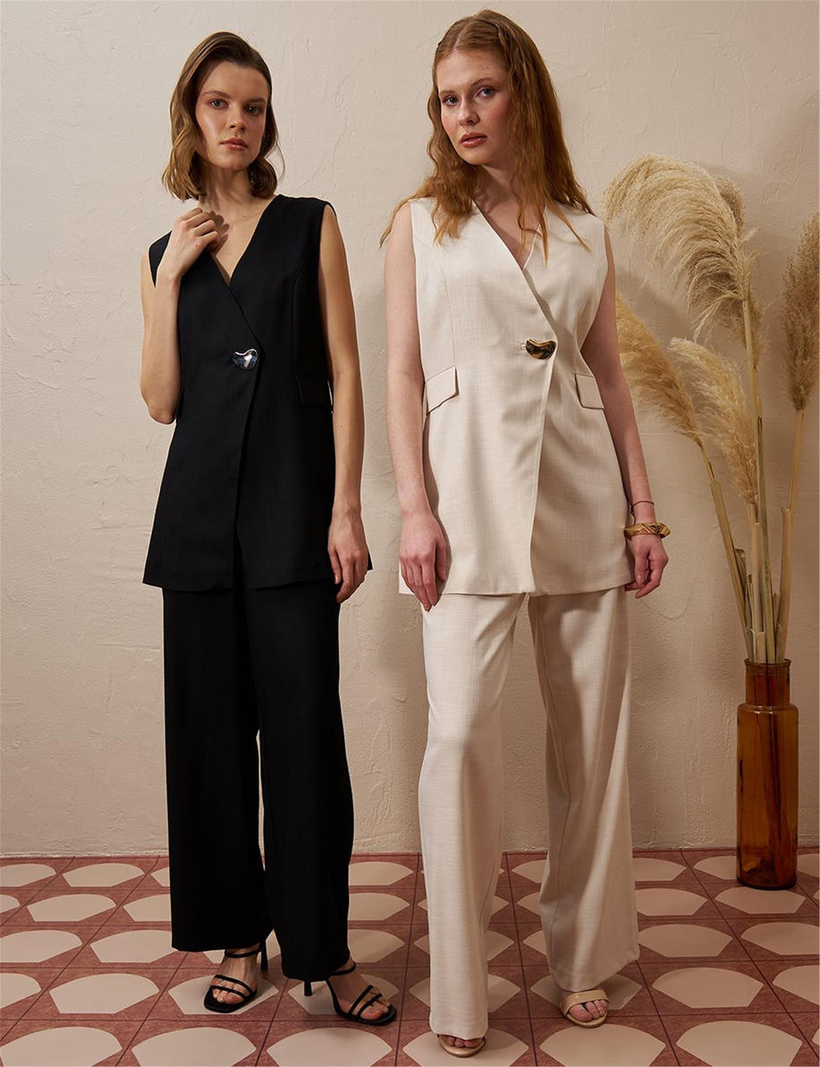 Metal Aksesuar Detaylı Krem Takım