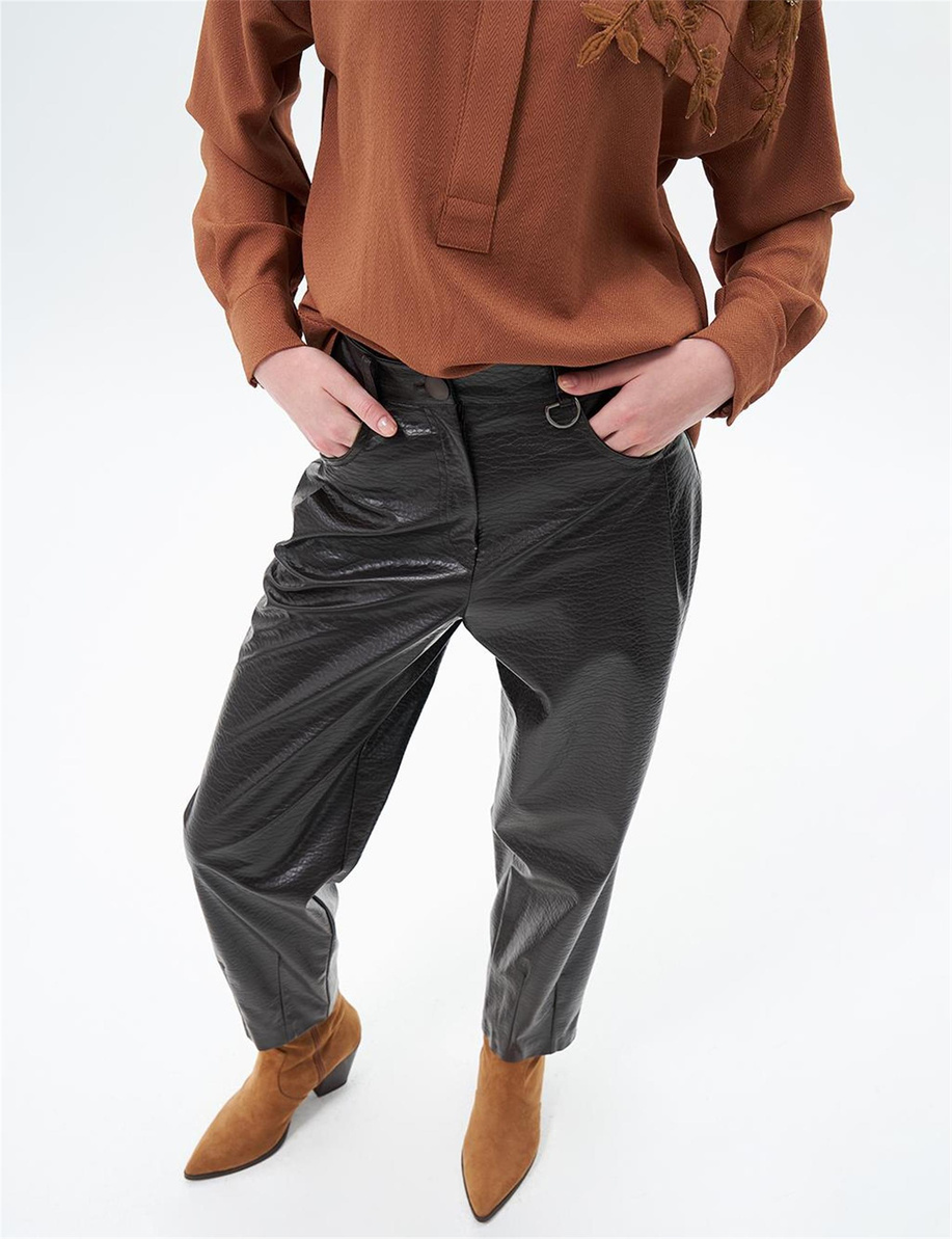 Metal Aksesuar Detaylı Suni Deri Koyu Kahve Pantolon