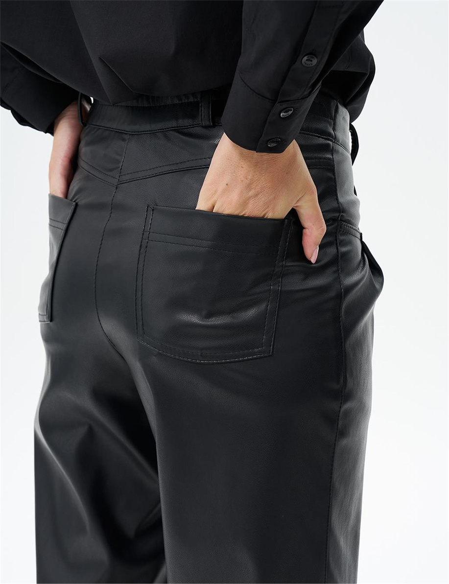 Metal Aksesuar Detaylı Suni Deri Siyah Pantolon