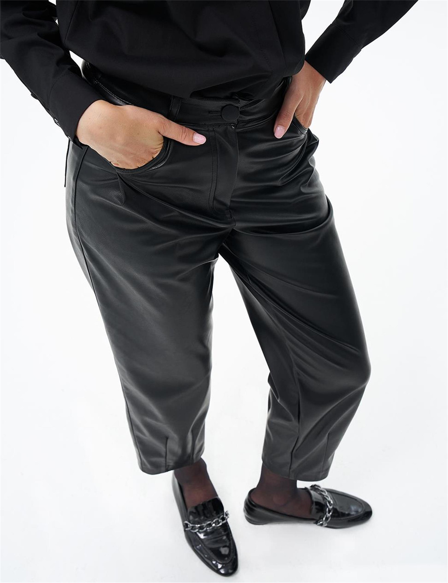 Metal Aksesuar Detaylı Suni Deri Siyah Pantolon