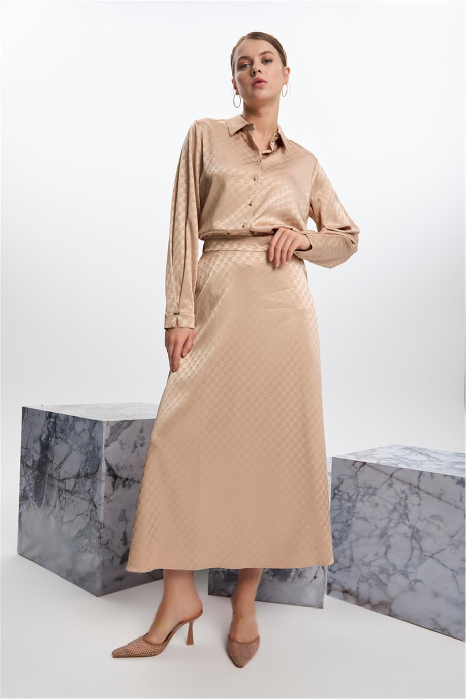 Monogram Desenli Bej Etek