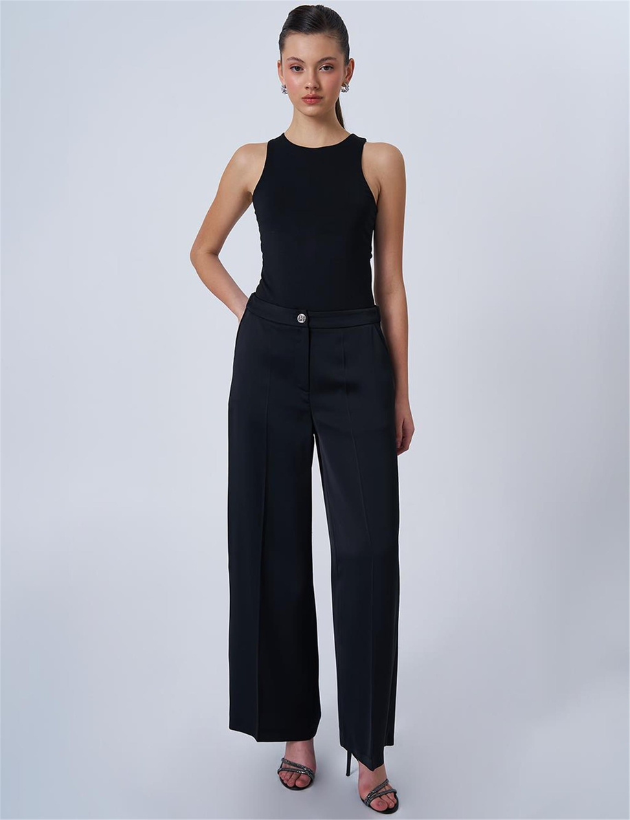 Parlak Düğme Detaylı Saten Siyah Pantolon