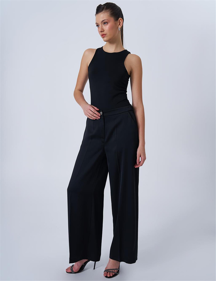 Parlak Düğme Detaylı Saten Siyah Pantolon