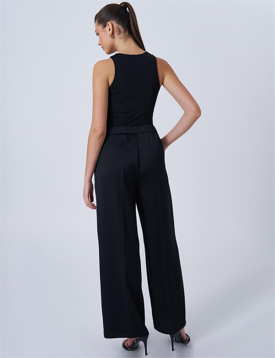 Parlak Düğme Detaylı Saten Siyah Pantolon