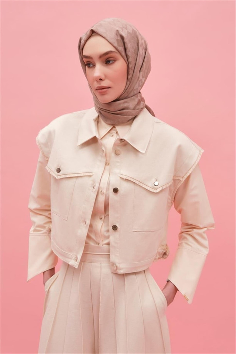 Püskül Detaylı Beli Daralabilen Naturel Yelek