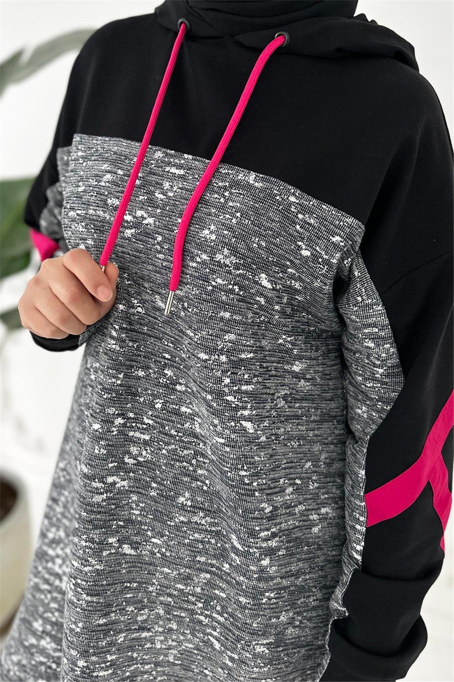 Şerit Detaylı Varaklı Siyah Tunik