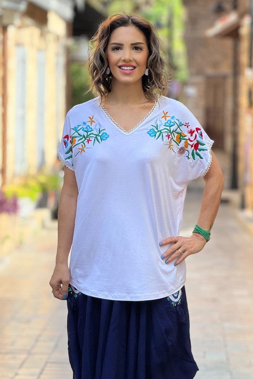 Beyaz Floral Çiçek Nakışlı Tişört