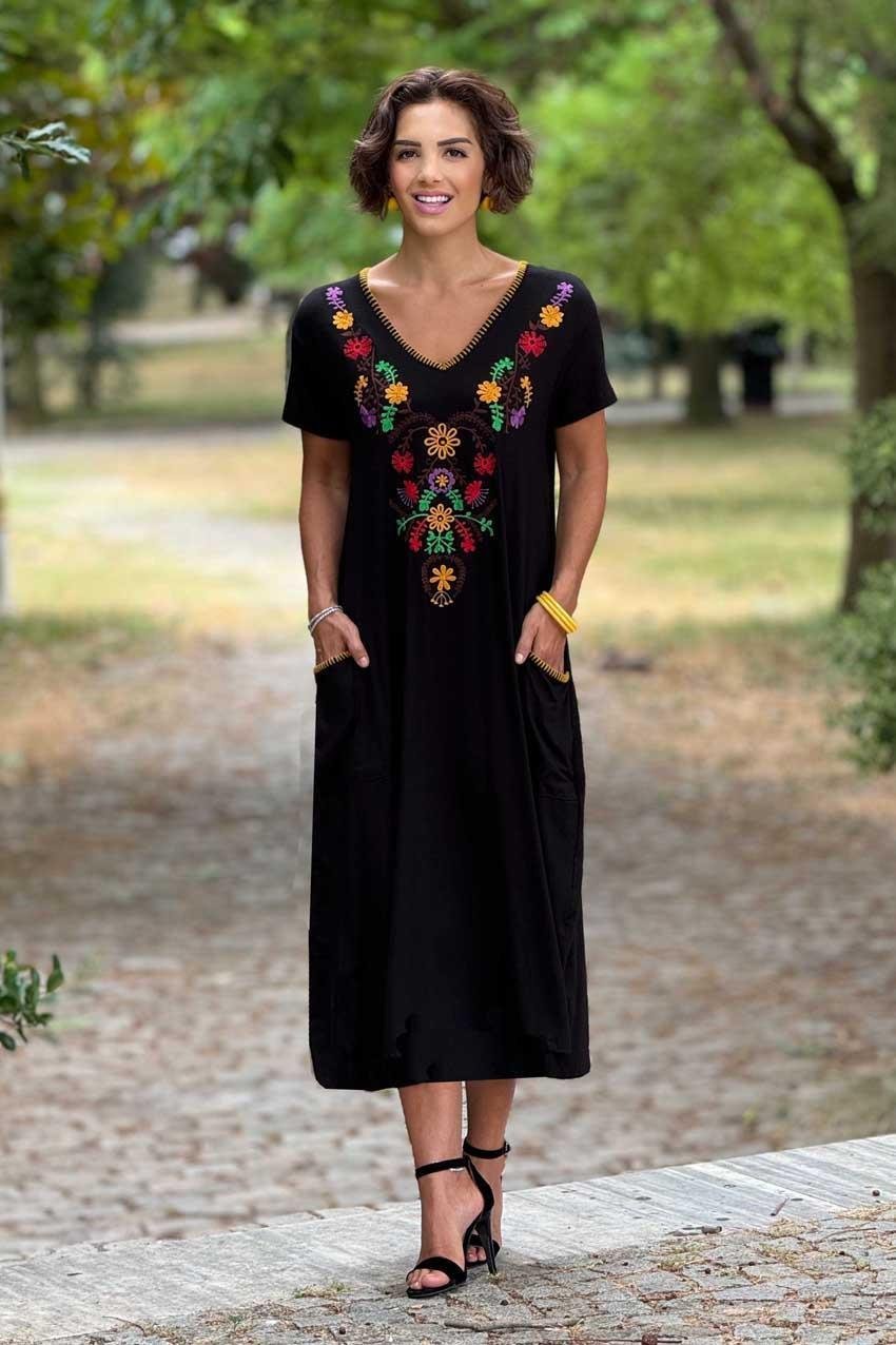 Siyah Karyoka Nakışlı İnce Gösteren V Yaka Elbise