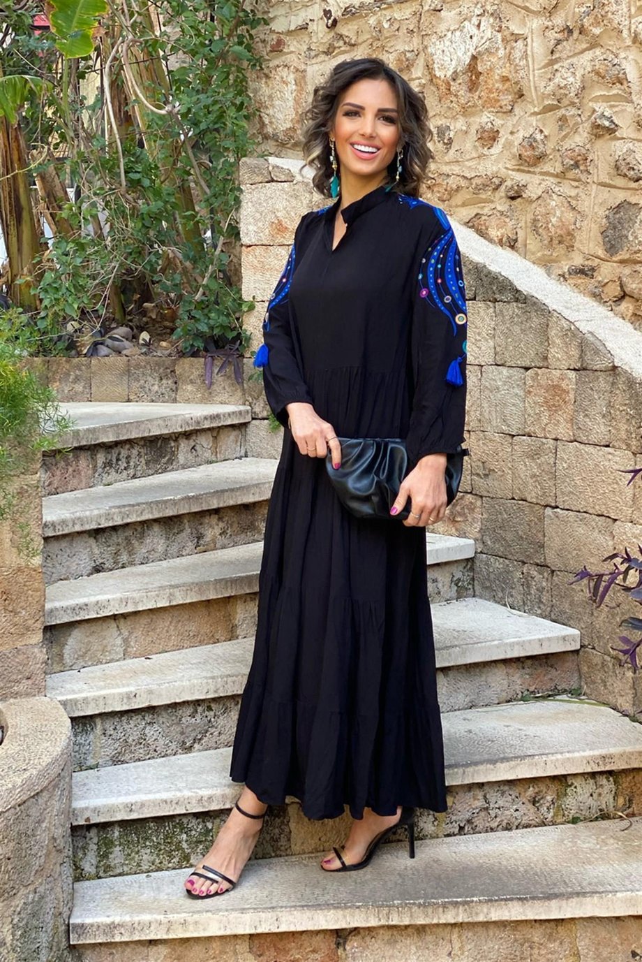Siyah Kolları Tavuskuşu Nakışlı Maksi Elbise