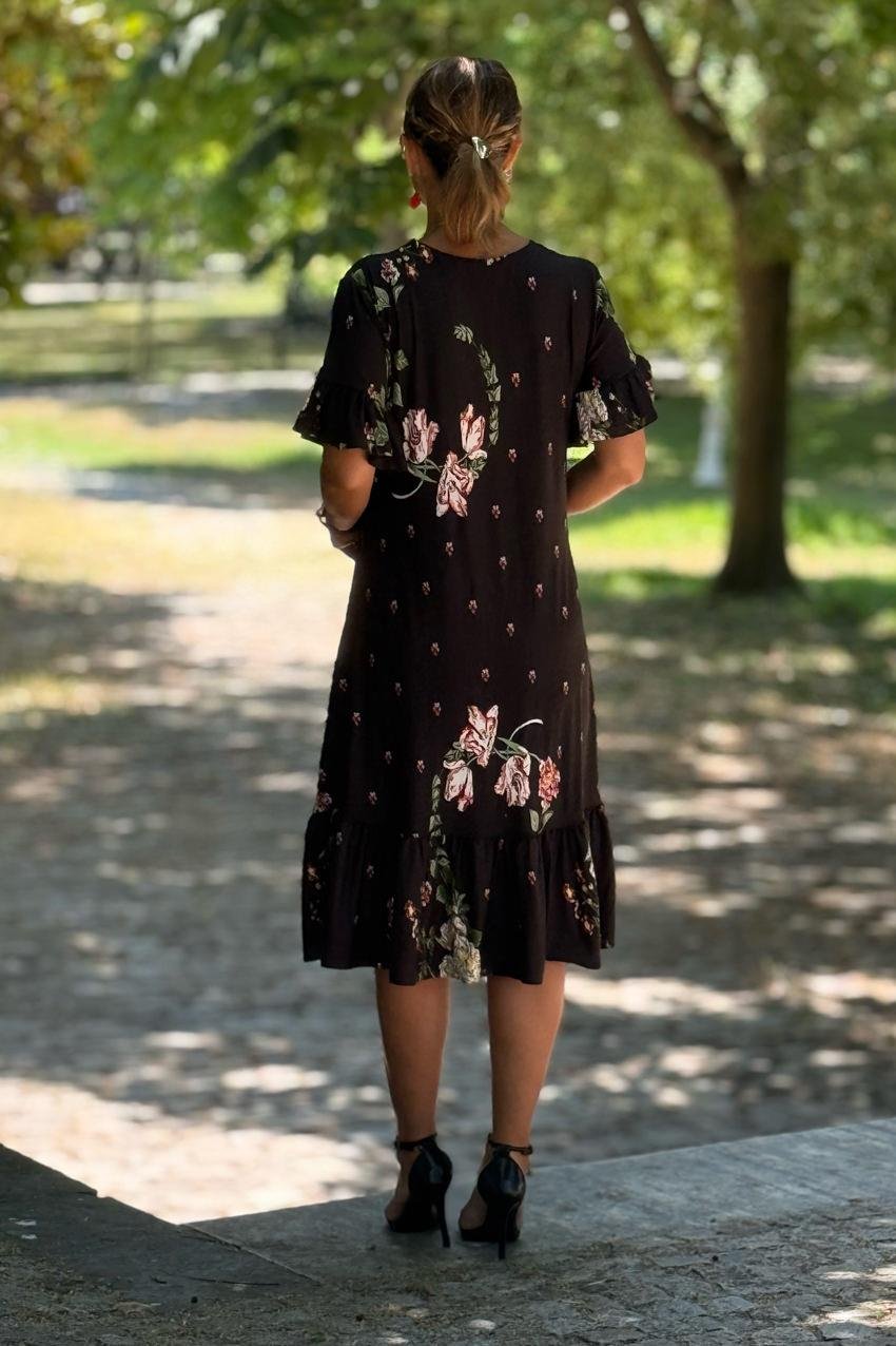 Etekleri Fırfırlı Siyah Gül Desenli Elbise