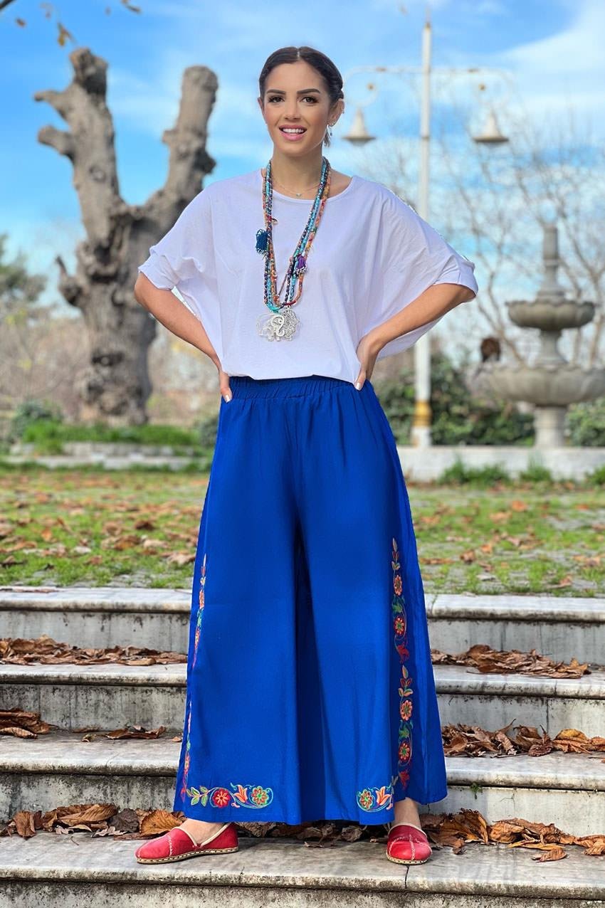 Mavi Çiçek Nakışlı Pantolon Etek