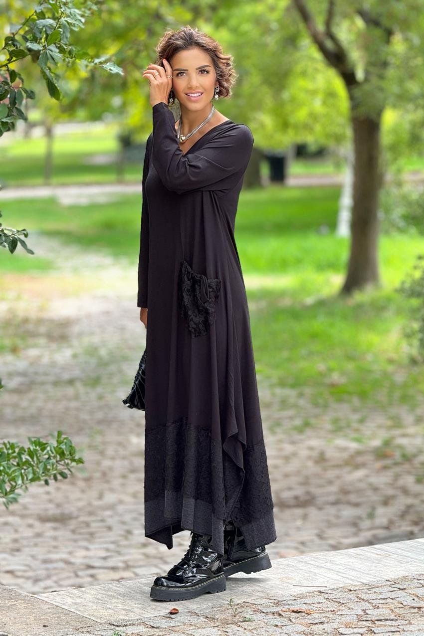 Siyah Cebi ve Etek Uçları Dantel Detaylı Elbise
