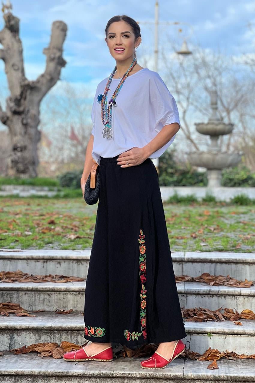 Siyah Çiçek Nakışlı Pantolon Etek