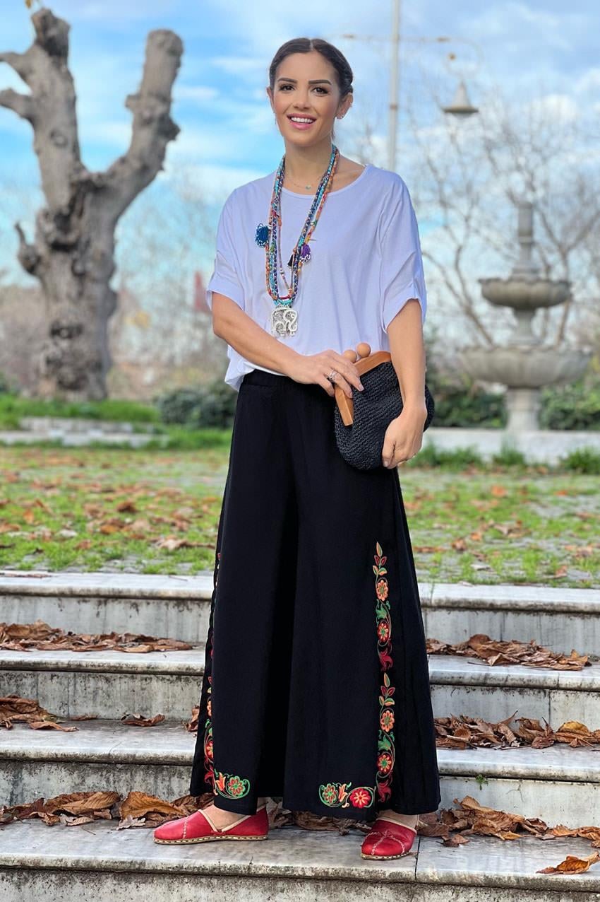 Siyah Çiçek Nakışlı Pantolon Etek