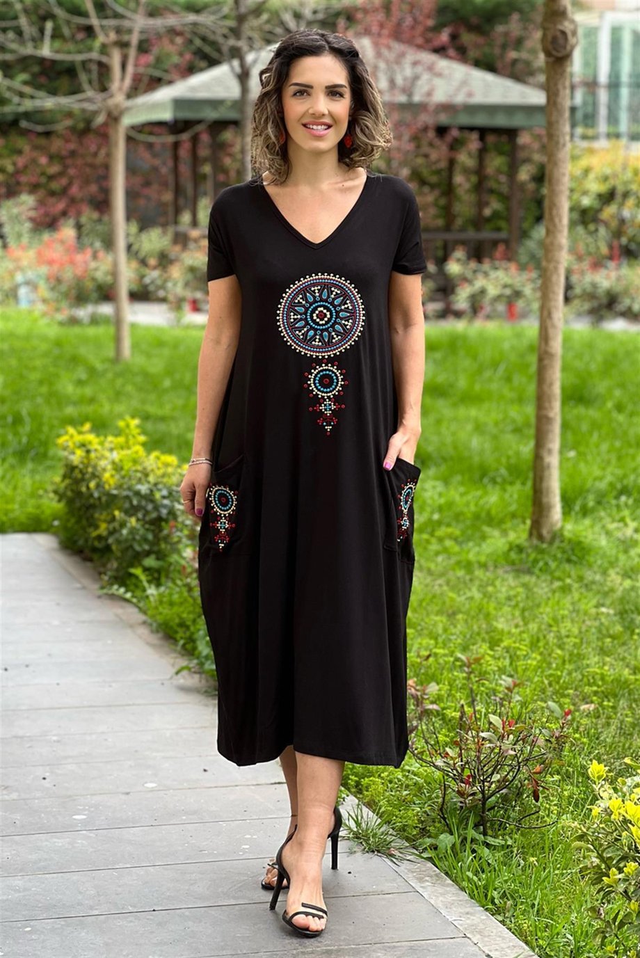 Siyah Göğsü ve Cepleri Mavi Nakışlı Elbise